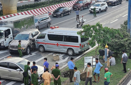 Clip TNGT: Ranger Rover 51H 88524 không nhường đường cho xe cứu thương, gây tai nạn liên hoàn